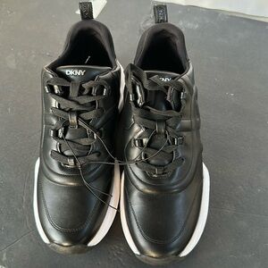 NWT DKNY Decorah Women’s Black and White Sneakers 8.5
